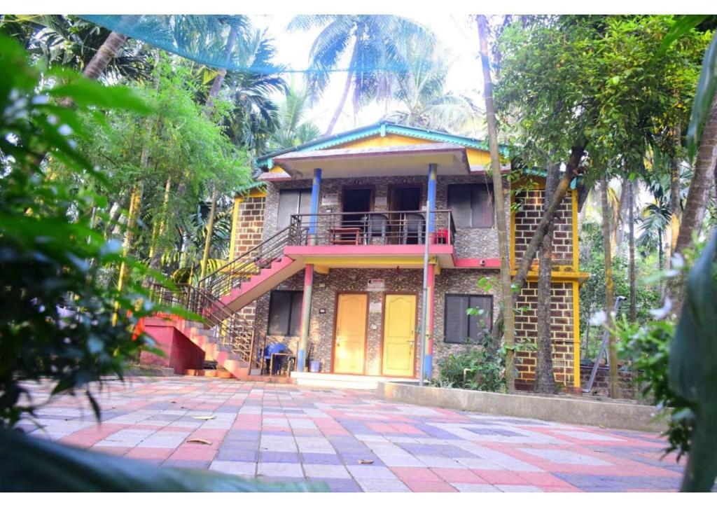 ゴカルナにあるBelaku Farm Houseの中庭中の家