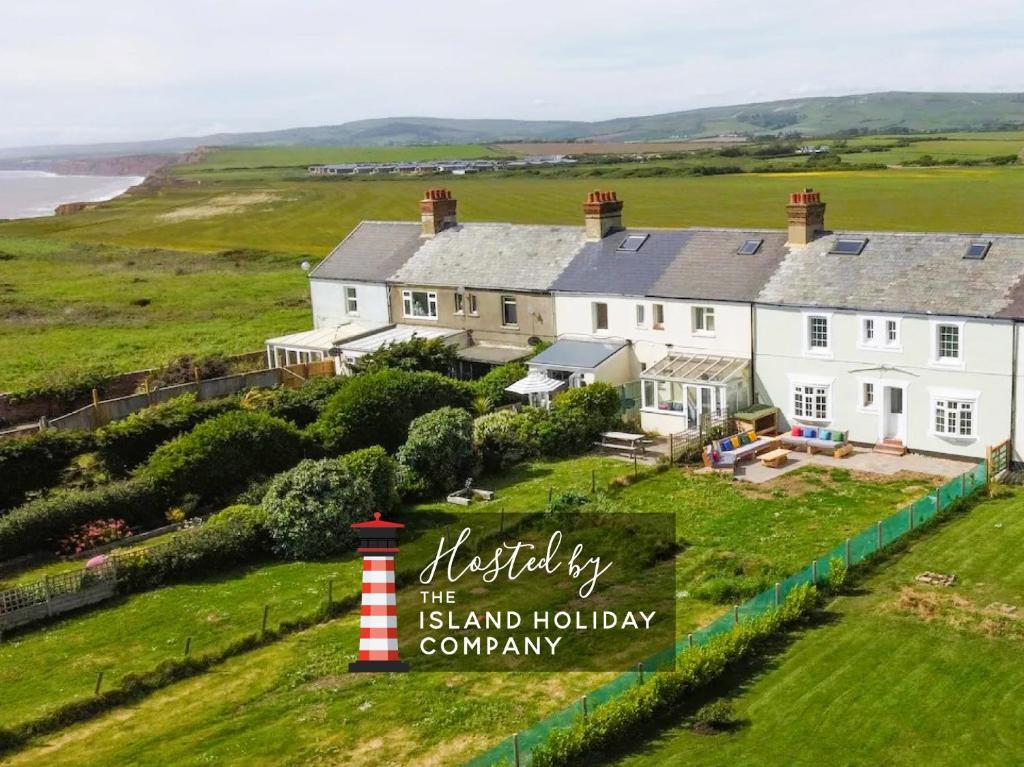 una vista aerea di una casa con la compagnia di vacanze dell'isola di Coastguard Cottage a Ventnor