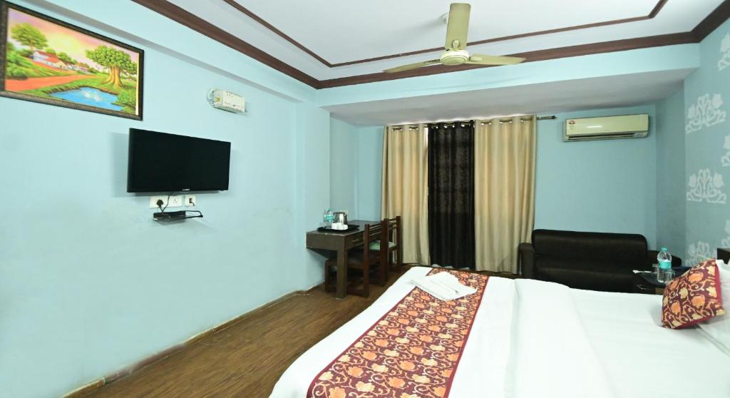 TV a/nebo společenská místnost v ubytování Hotel Laxmi Villa Palace-Near Jaipur Railway Station