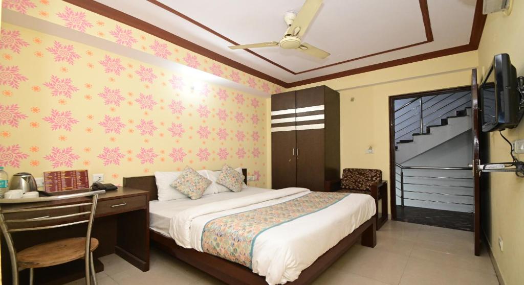 Postel nebo postele na pokoji v ubytování Hotel Laxmi Villa Palace-Near Jaipur Railway Station
