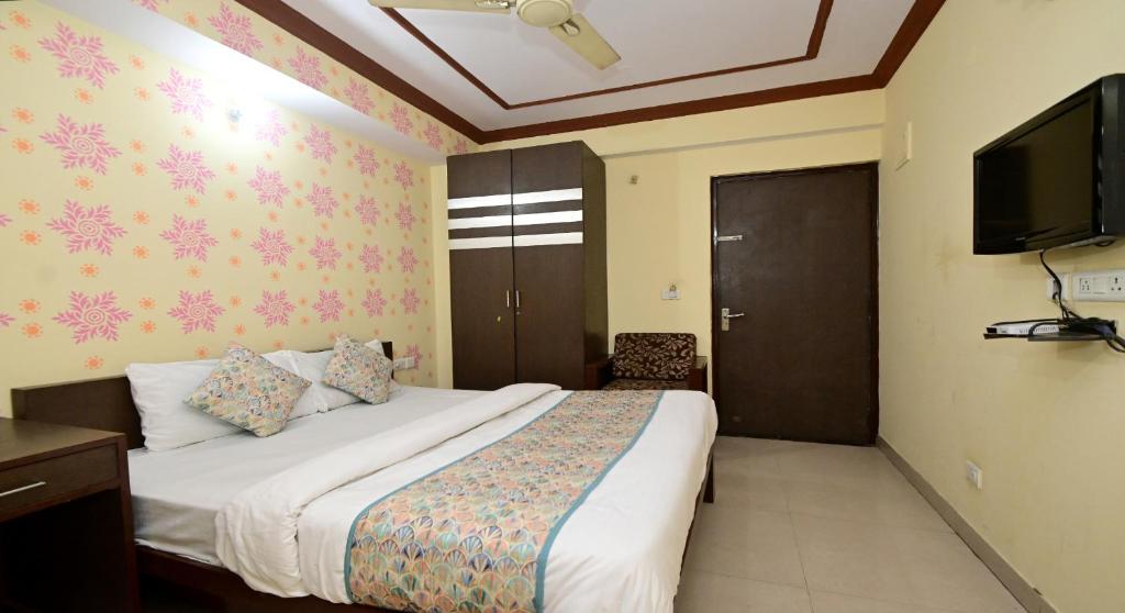 Postel nebo postele na pokoji v ubytování Hotel Laxmi Villa Palace-Near Jaipur Railway Station