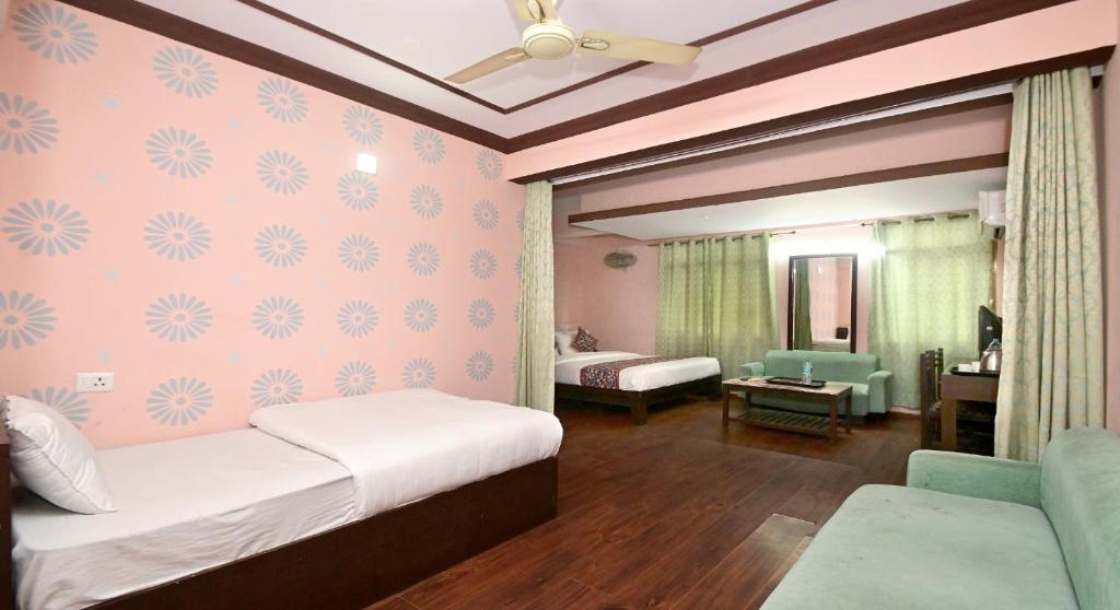 Postel nebo postele na pokoji v ubytování Hotel Laxmi Villa Palace-Near Jaipur Railway Station