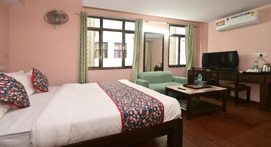 Postel nebo postele na pokoji v ubytování Hotel Laxmi Villa Palace-Near Jaipur Railway Station