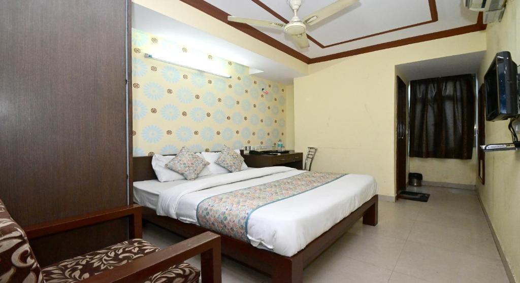 Postel nebo postele na pokoji v ubytování Hotel Laxmi Villa Palace-Near Jaipur Railway Station