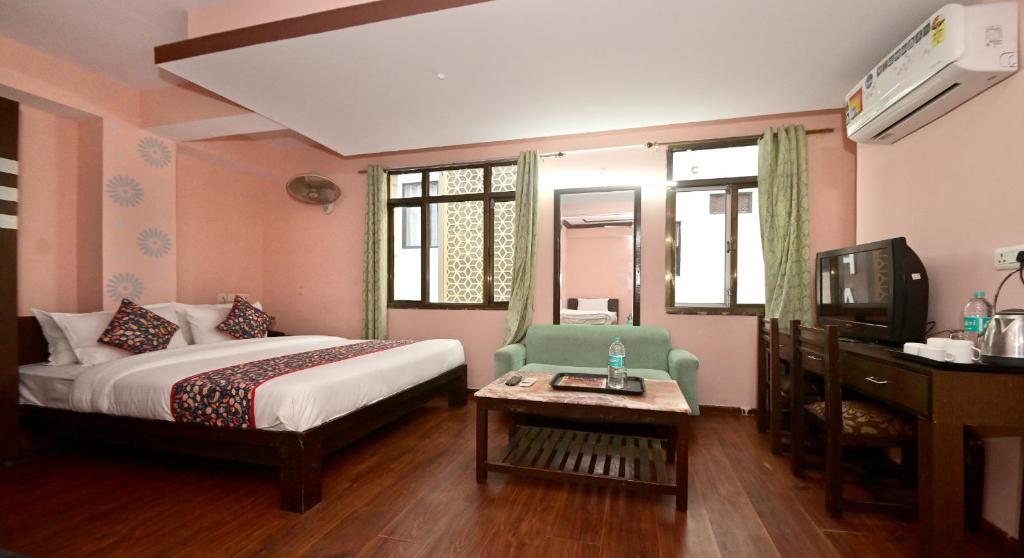 Postel nebo postele na pokoji v ubytování Hotel Laxmi Villa Palace-Near Jaipur Railway Station