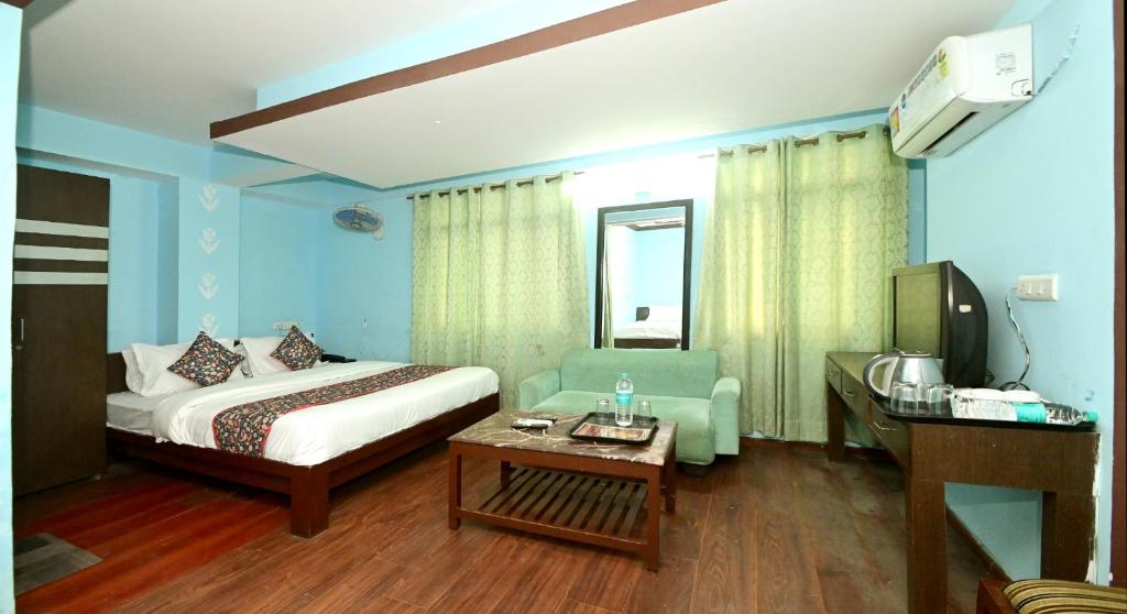 Postel nebo postele na pokoji v ubytování Hotel Laxmi Villa Palace-Near Jaipur Railway Station