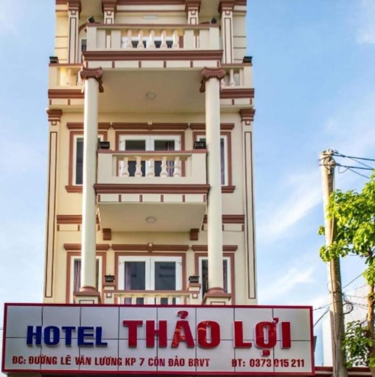 a hotel thano loc sign in front of a building at Khách sạn Thảo Lợi in Con Dao