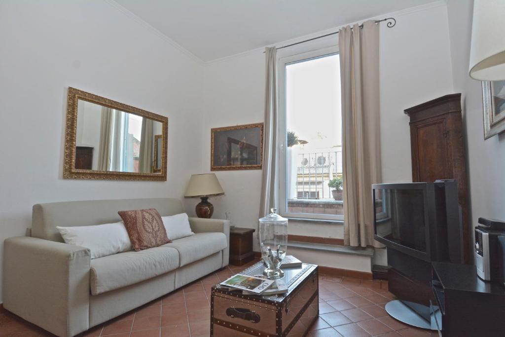 een woonkamer met een bank en een tv bij Spanish Steps Corner in Rome