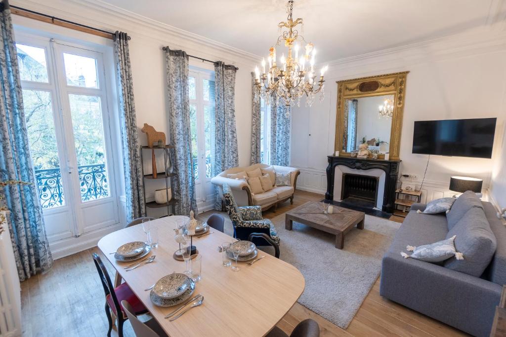 un salon avec un canapé et une table dans l'établissement Haussmannien Jaurès, à Troyes