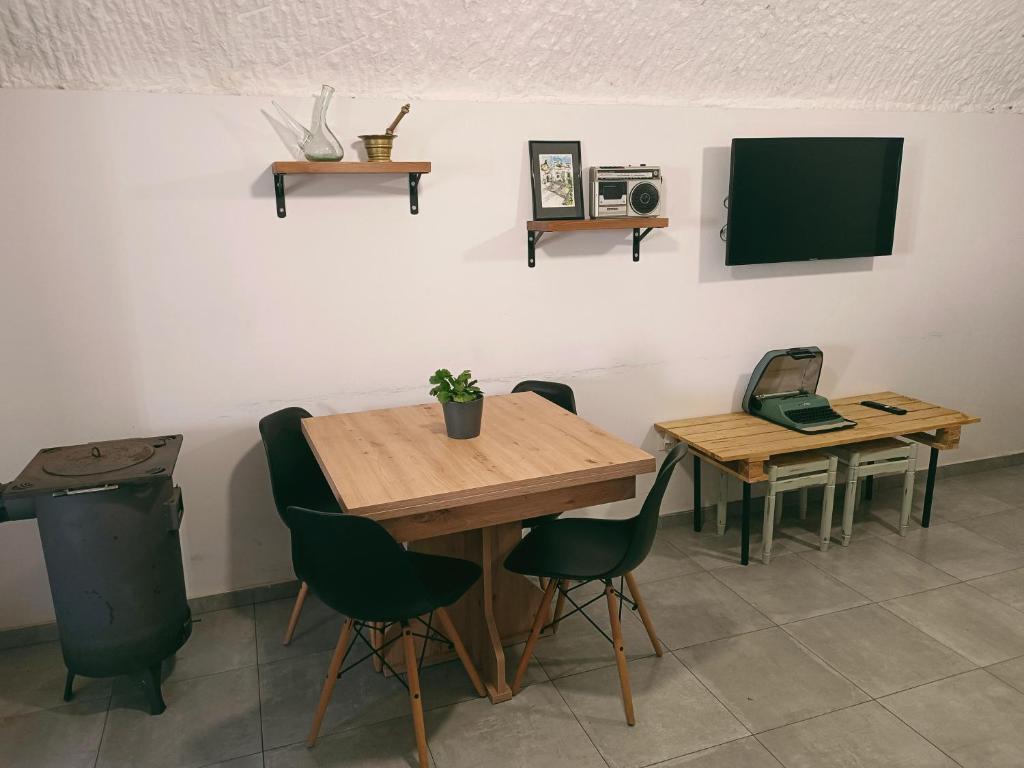 Televízia a/alebo spoločenská miestnosť v ubytovaní La Madriguera Eco Caves