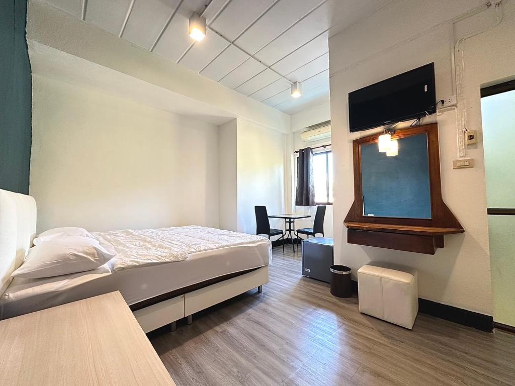 Postel nebo postele na pokoji v ubytování จิมเบ โคซี่เทล เขาหลัก Zimbei Cozytel Khaolak