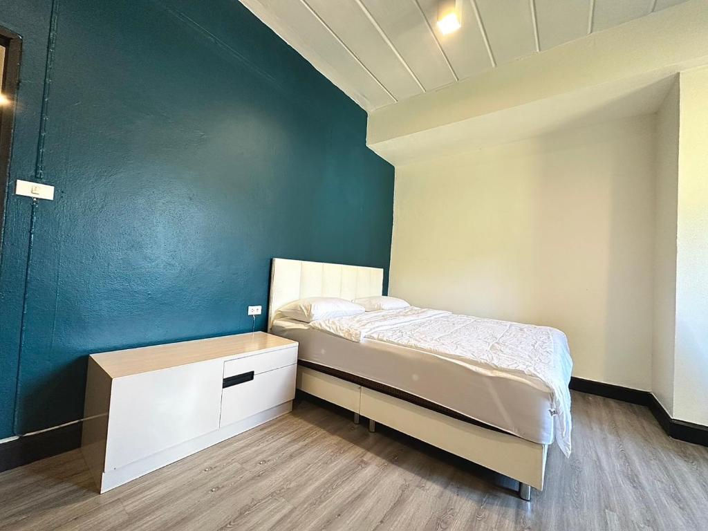 Postel nebo postele na pokoji v ubytování จิมเบ โคซี่เทล เขาหลัก Zimbei Cozytel Khaolak