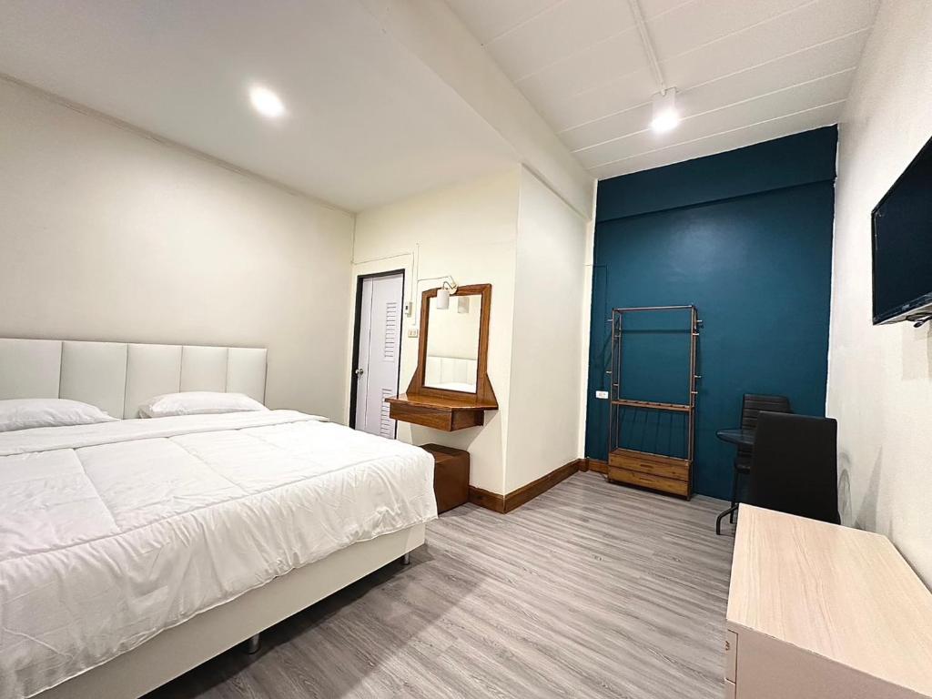 Postel nebo postele na pokoji v ubytování จิมเบ โคซี่เทล เขาหลัก Zimbei Cozytel Khaolak