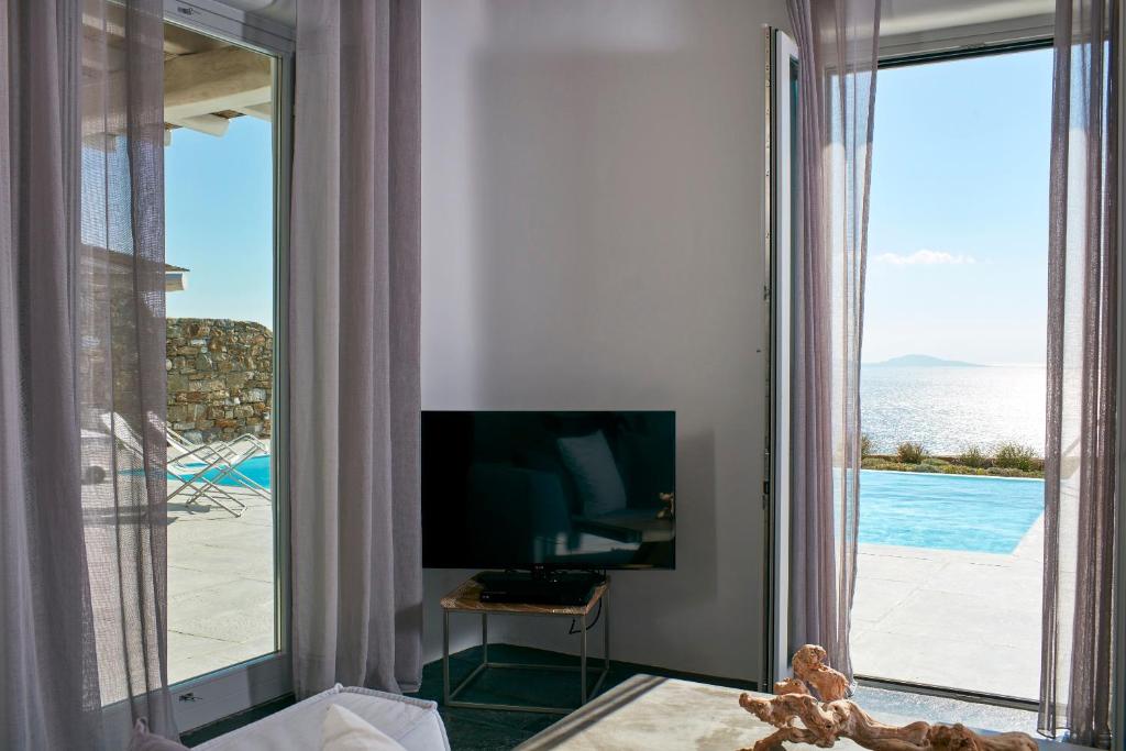 Telewizja i/lub zestaw kina domowego w obiekcie Ammos Villas