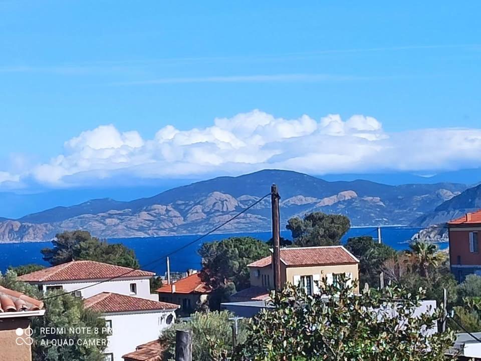 - une vue sur une ville avec des montagnes en arrière-plan dans l'établissement sous le soleil de l'ILE ROUSSE, à LʼÎle-Rousse