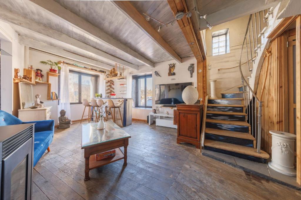 - un salon avec un canapé bleu et des escaliers dans l'établissement La Dorette - Dans le parc naturel LIvradois-Forez, à Arlanc