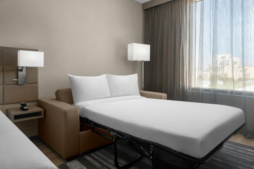 Postel nebo postele na pokoji v ubytování AC Hotel by Marriott Miami Dadeland