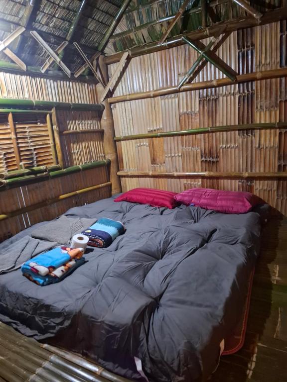 バーン・タイにあるTwo Rocks Bungalowsの大型ベッド1台