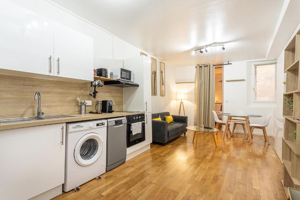 une cuisine et un salon avec laveuse et sécheuse dans l'établissement La Clé - Climatisation et WiFi au Centre de Toulon, à Toulon