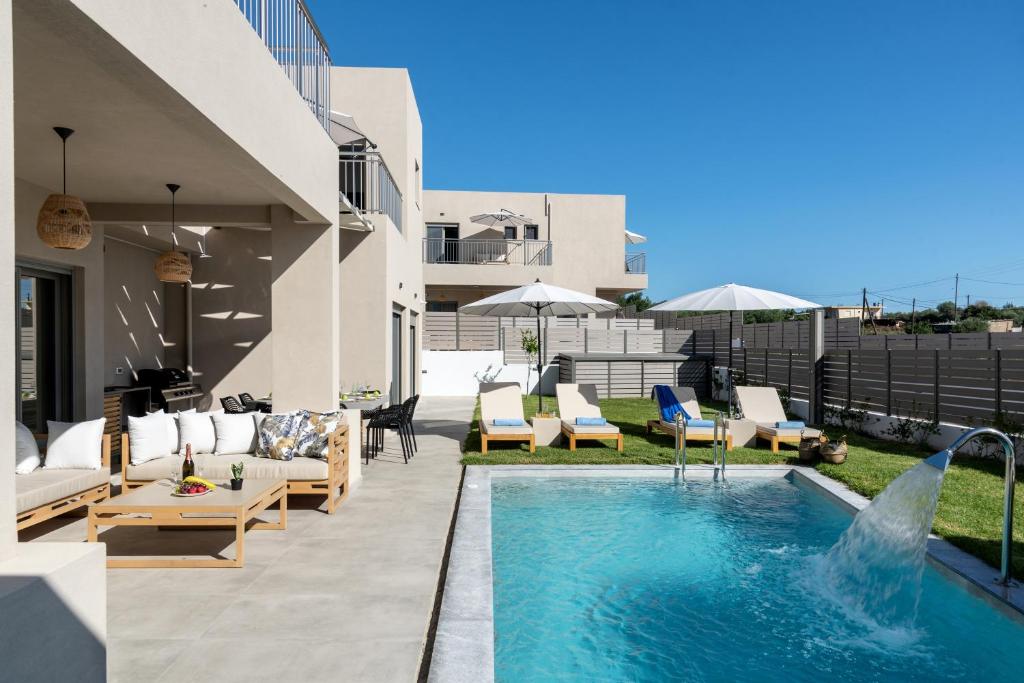 Bazén v ubytování KS Luxury Villas Heated Pools nebo v jeho okolí