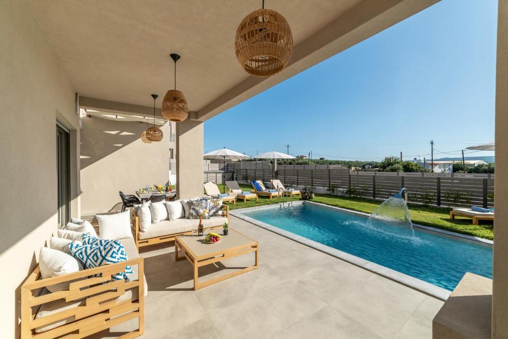 Bazén v ubytování KS Luxury Villas Heated Pools nebo v jeho okolí