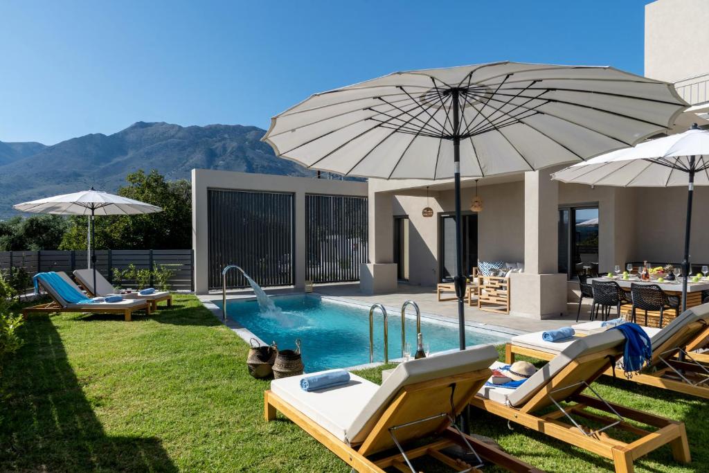 Bazén v ubytování KS Luxury Villas Heated Pools nebo v jeho okolí