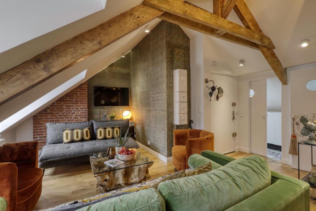 un salon avec un mur de briques dans l'établissement Le Refuge Urbain - A 5 min à pied de la plage, à Trouville-sur-Mer