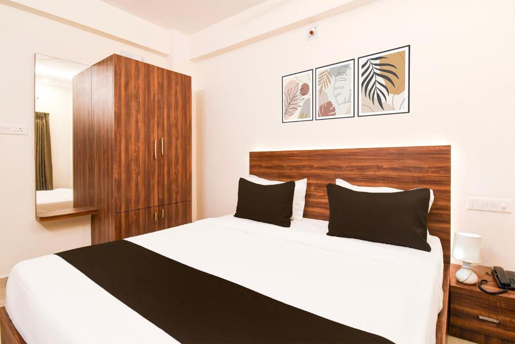 Postel nebo postele na pokoji v ubytování Super Hotel O GAJAPATI PREMIUM