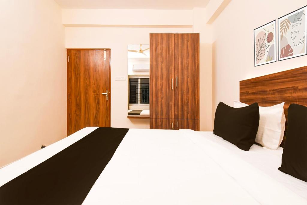 Postel nebo postele na pokoji v ubytování Super Hotel O GAJAPATI PREMIUM