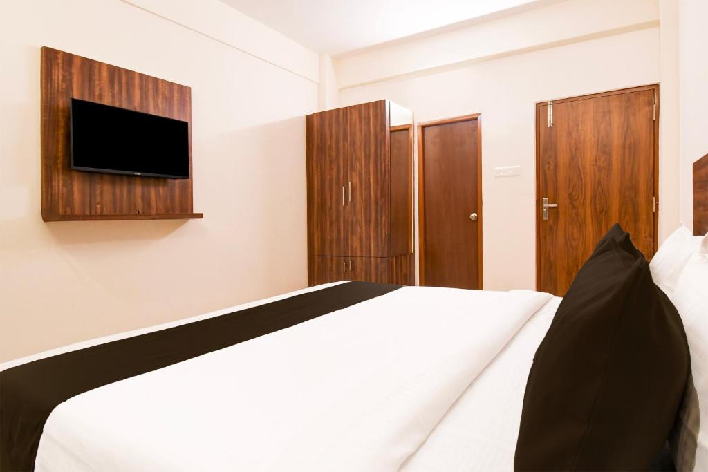 TV a/nebo společenská místnost v ubytování Super Hotel O GAJAPATI PREMIUM
