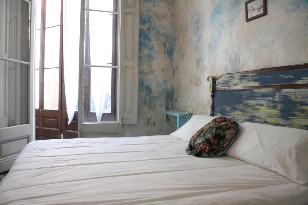 Postel nebo postele na pokoji v ubytování Bed & Art Barcelona