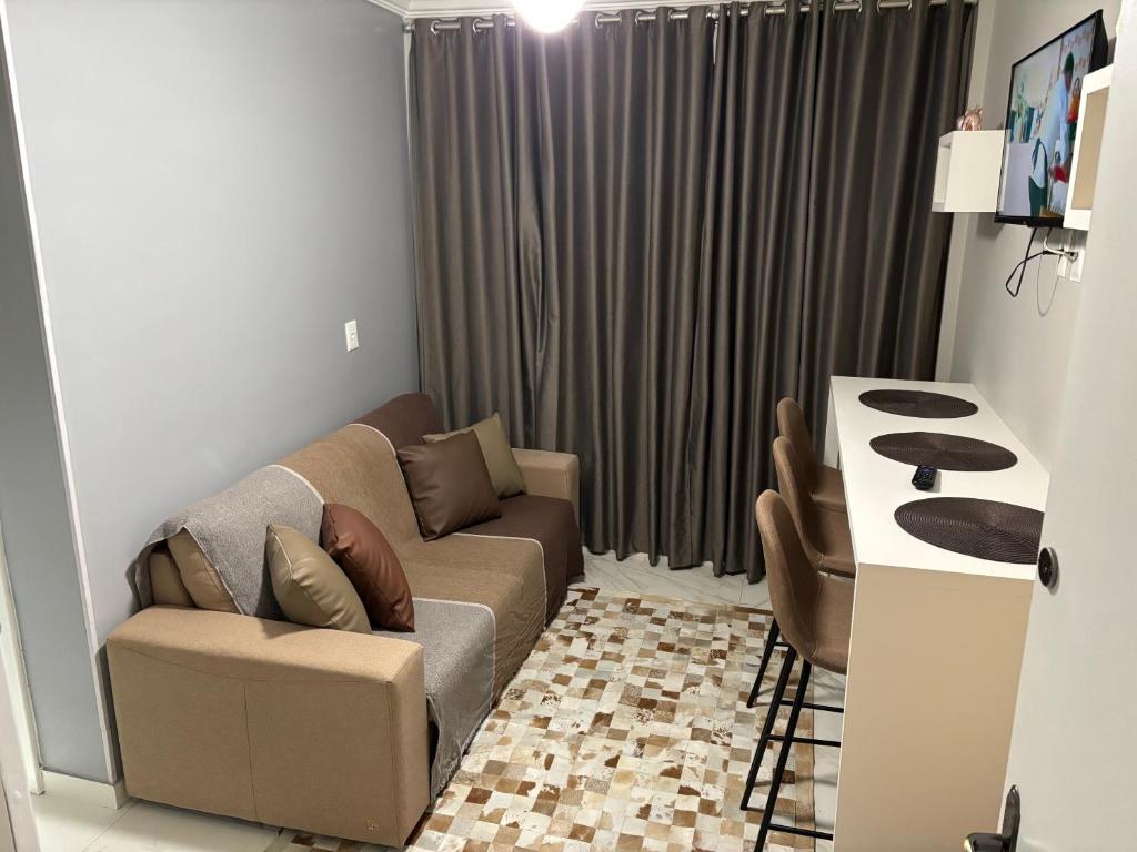 a living room with a couch and a table at Apto 1 dorm - San Francisco - localização perfeita in Balneário Camboriú