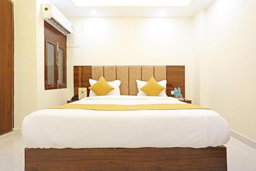 Postel nebo postele na pokoji v ubytování Hotel Vijaydeep Place Near Delhi Airport