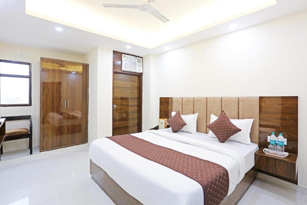 Postel nebo postele na pokoji v ubytování Hotel Vijaydeep Place Near Delhi Airport