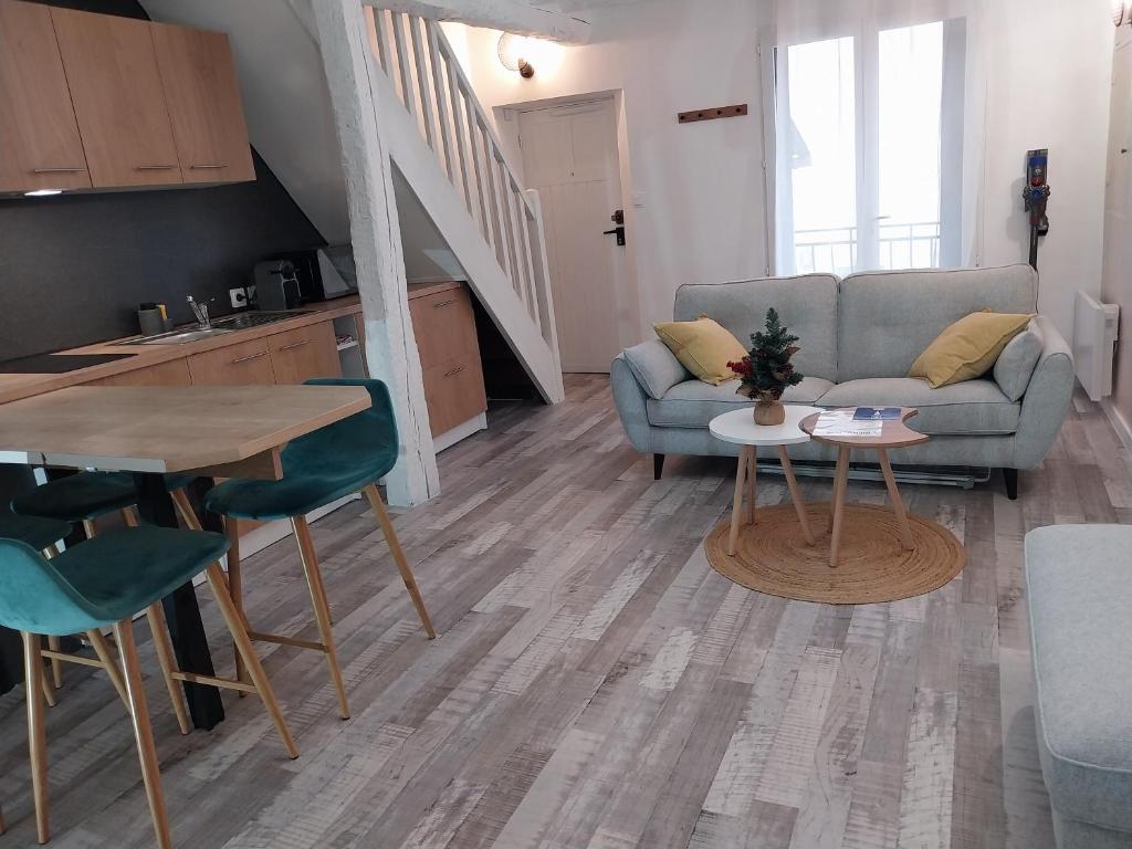 a living room with a couch and a table at Duplex familial 2 chambres Disney Paris CDG in Annet-sur-Marne