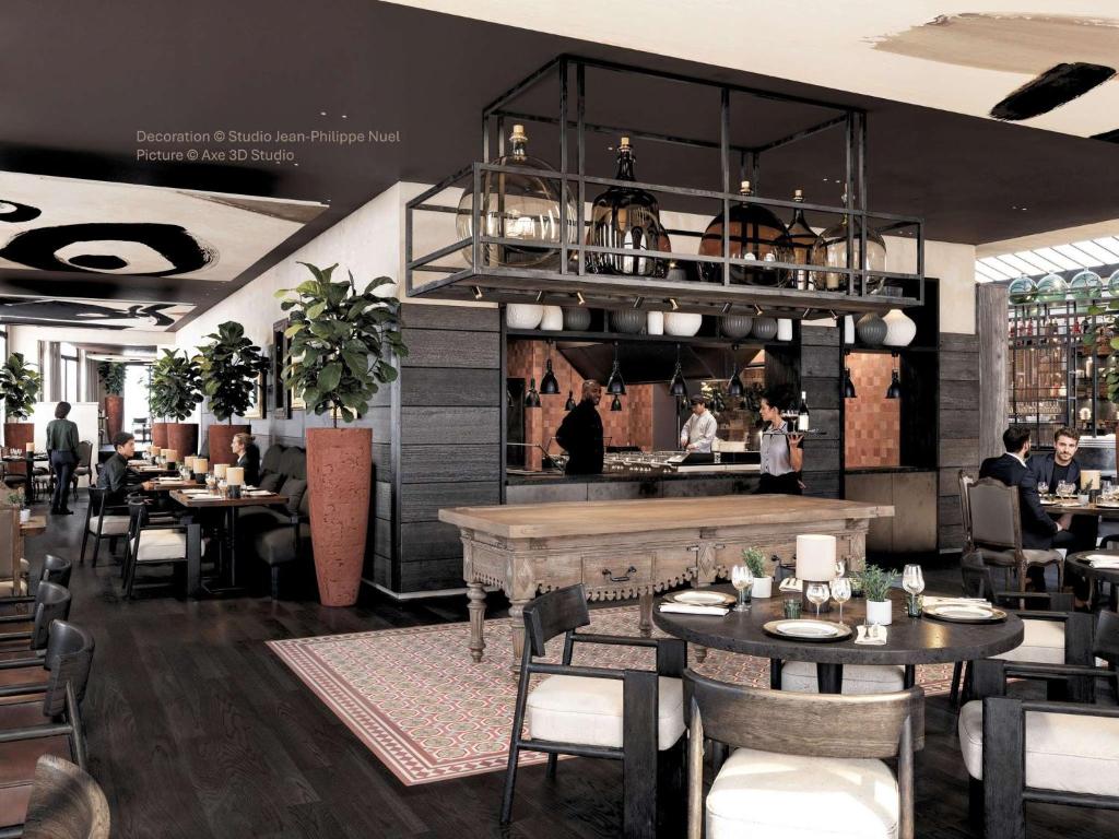 un restaurant avec des tables et des chaises et un bar dans l'établissement L'Isle de Leos Hotel & Spa - MGallery Collection, à LʼIsle-sur-la-Sorgue