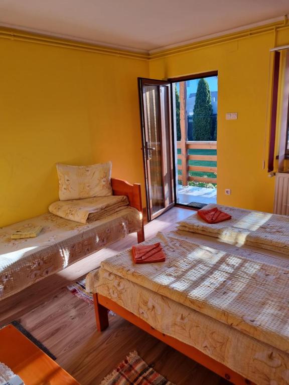Postel nebo postele na pokoji v ubytování Casa Monika Ciocarliei