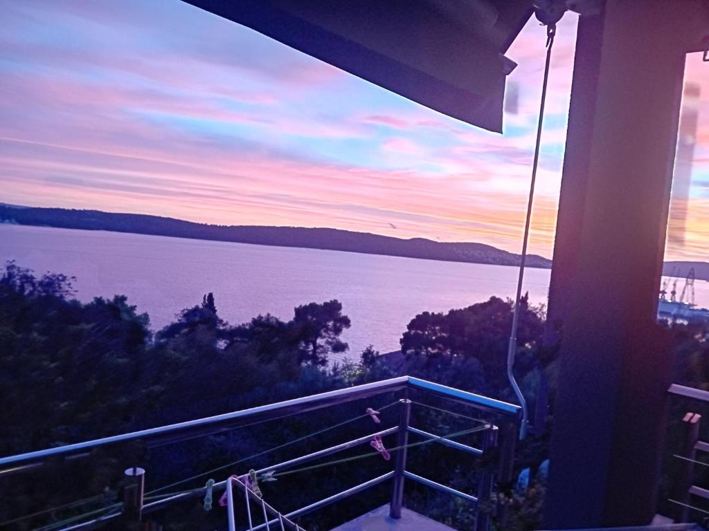 Una vista del agua desde el balcón de una casa. en Chatarina Apartment, en Trogir