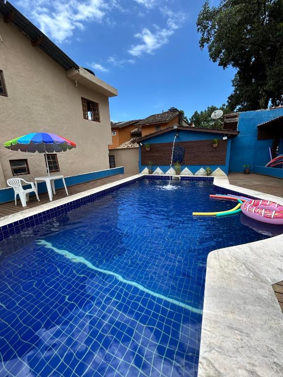 A piscina localizada em Pousada Kembali Maresias ou nos arredores