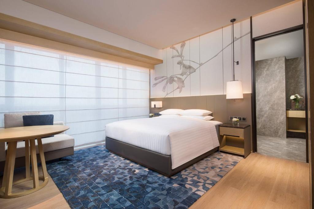 Postel nebo postele na pokoji v ubytování Courtyard by Marriott Shanghai Hongqiao