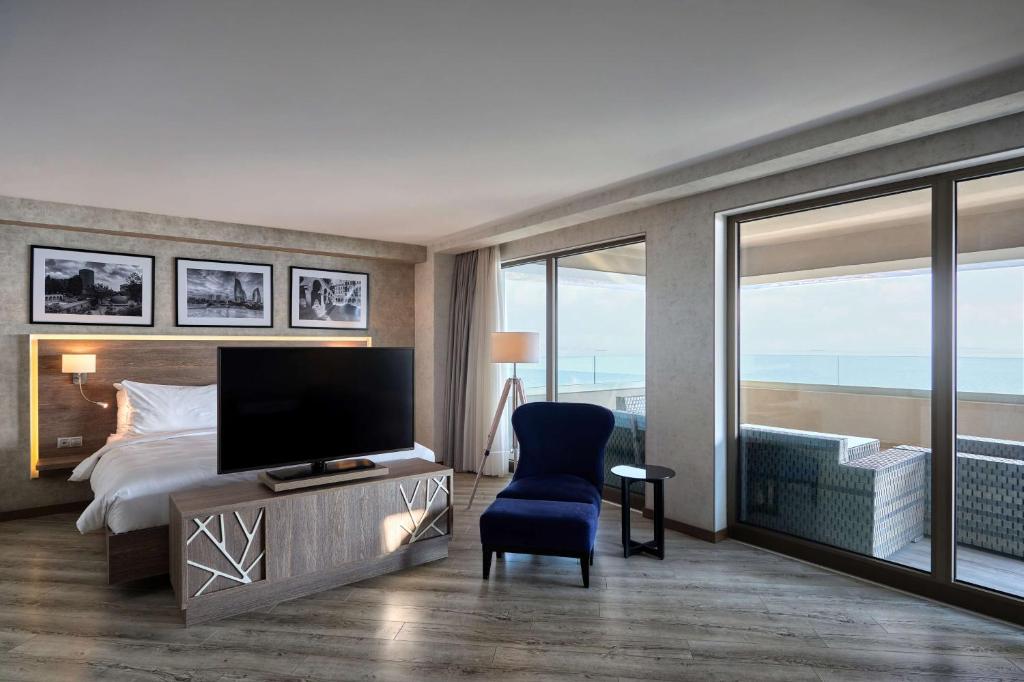 TV a/nebo společenská místnost v ubytování Radisson Hotel Baku