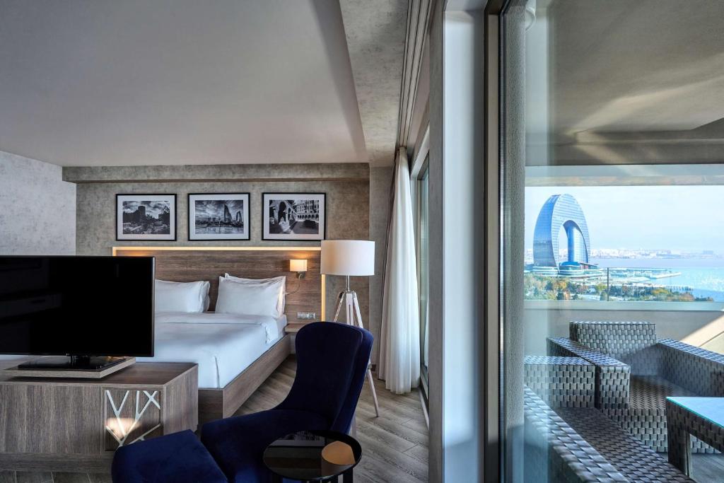 TV a/nebo společenská místnost v ubytování Radisson Hotel Baku