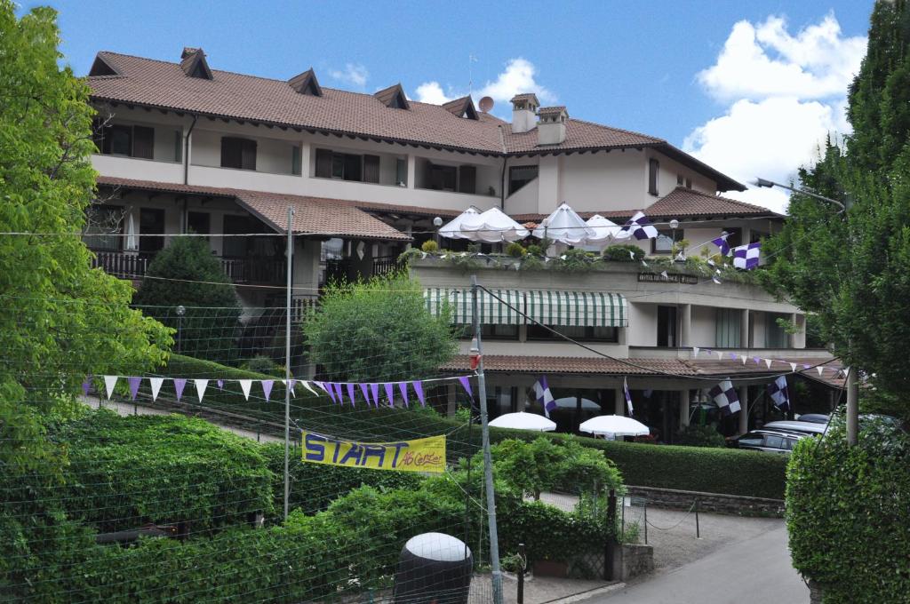 un hôtel avec un bâtiment avec des parasols en face dans l'établissement Hotel Residence Margherita, à Montecreto