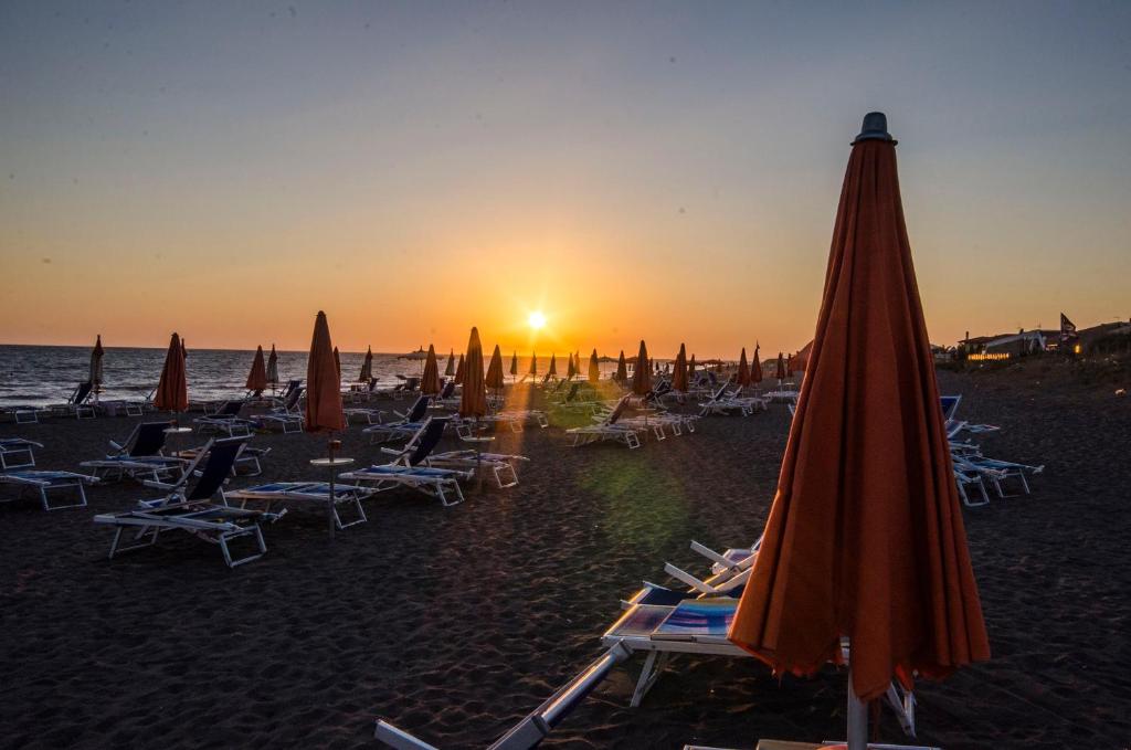 Východ nebo západ slunce při pohledu z hotelu nebo okolí