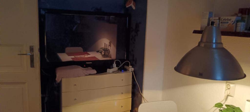 Postel nebo postele na pokoji v ubytování Sharing bedroom with Host near Alexanderplatz