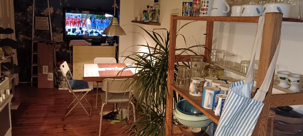 TV a/nebo společenská místnost v ubytování Sharing bedroom with Host near Alexanderplatz