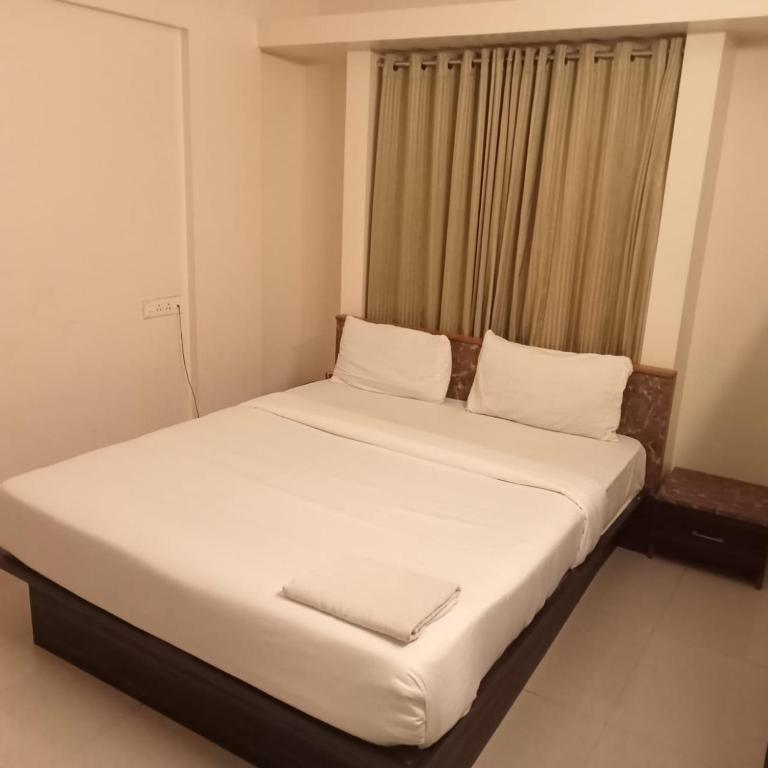 Postel nebo postele na pokoji v ubytování Hotel Silverleaf Residency
