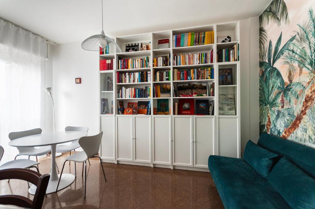 a living room with a book shelf filled with books at Youhosty - Paul Valery Bis in Milan