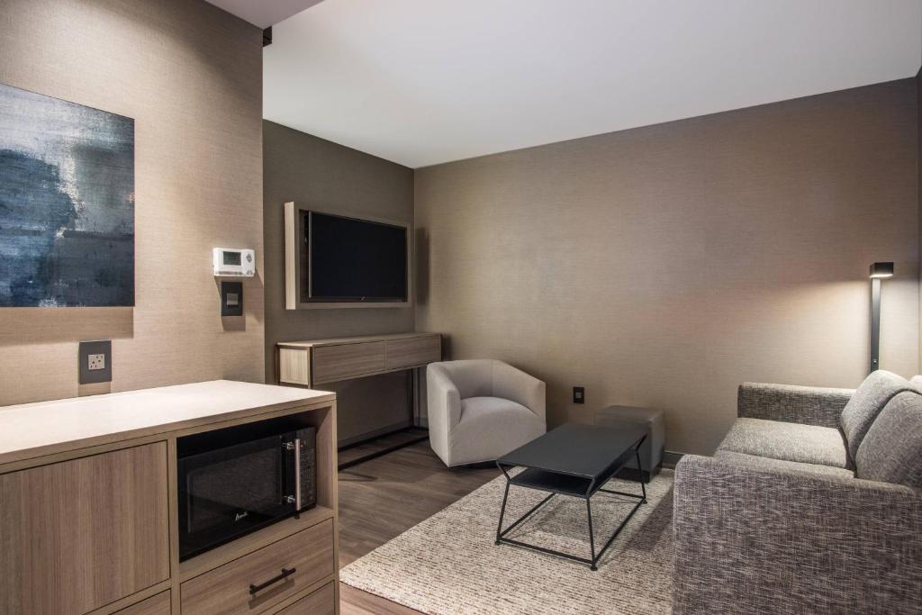 TV a/nebo společenská místnost v ubytování AC Hotel by Marriott Worcester