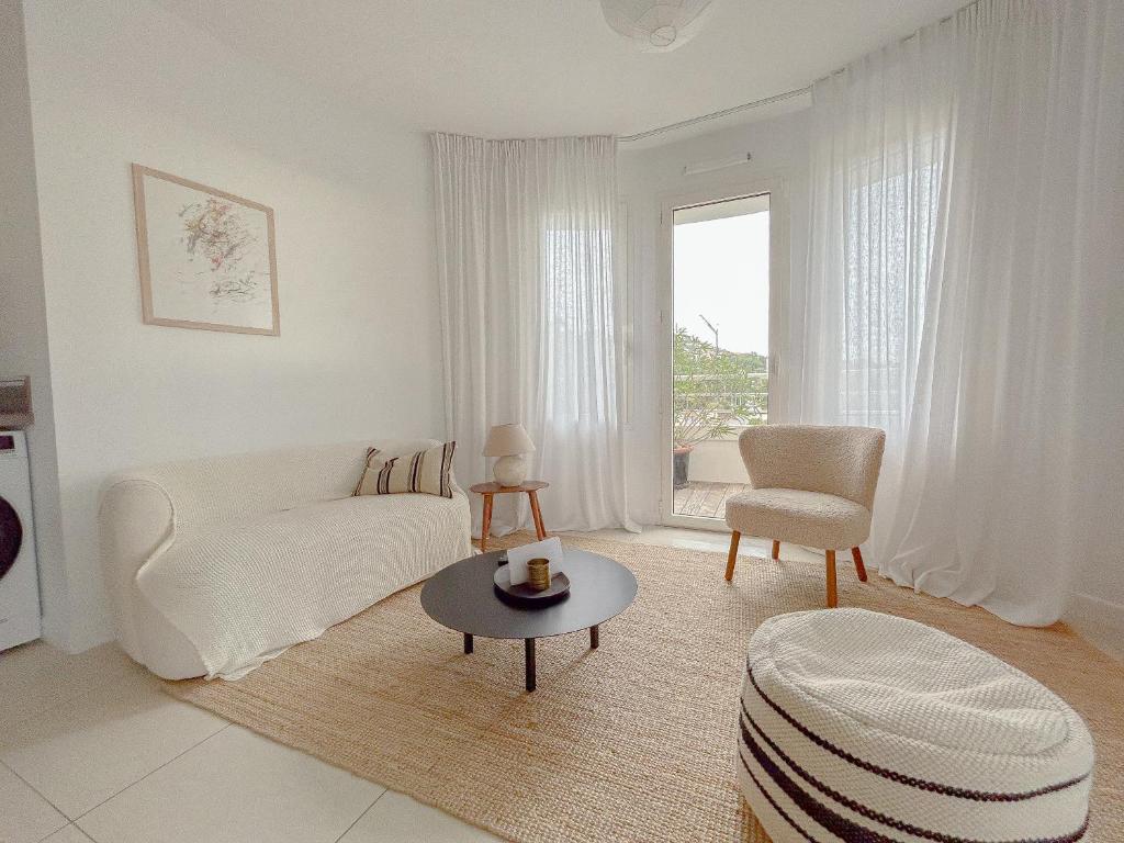 un salon avec un canapé et une table dans l'établissement Phare d'Agay - Zeezicht - 50 meter van het strand, à Saint-Raphaël